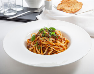 Delicioso plato de pasta con tómate, verduras y carne. Delicious pasta dish with tomato, vegetables and meat.