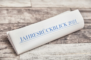 Jahresrückblick 2021 auf gefalteter Zeitung