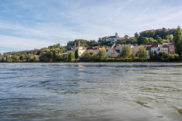 01.10.2021, GER, Bayern, Passau: Blick über den Inn, zur historischen Innstadt mit dem Kloster...