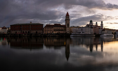 29.09.2021, GER, Bayern, Passau: Altstadt Passau bei Sonnenuntergang. Der Stephansdom, das Rathaus und die Stadtpfarrkirche St. Paul prägen die Silhouette am Donauufer der Stadt.