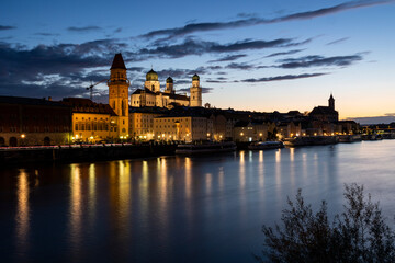 29.09.2021, GER, Bayern, Passau: Altstadt Passau nach Sonnenuntergang. Der Stephansdom, das Rathaus und die Stadtpfarrkirche St. Paul prägen die Silhouette am Donauufer der Stadt.