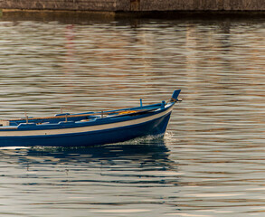 Barca che solca le onde
