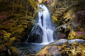 Superbe cascade en Ariège, prise en pose longue, dans les Pyrénées - Occitanie - France