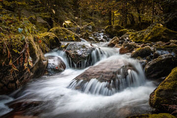 Superbe cascade en Ariège, prise en pose longue, dans les Pyrénées - Occitanie - France