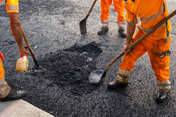 Paving a road with porous asphalt for traffic noise reduction in Geneva, switzerland