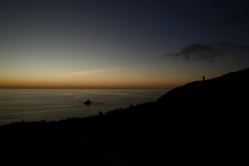 Atardecer en la montaña con el mar de fondo en Finisterre, Galicia 