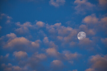 Vollmond am Abendhimmel mit Wölkchen