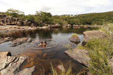Mãe e filha na cachoeira lago