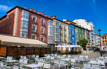 Terraza y hermosas arquitectura con casas pintadas de colores en la plaza Huerto del Rey en Burgos,...