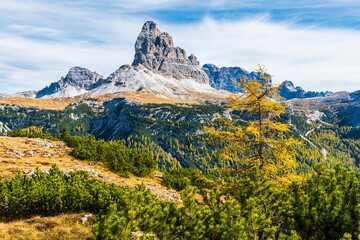 Obraz premium Autumn panorama on Monte Piana. View from the trenches to the three peaks of Lavaredo. Dolomites.