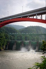 ダムと高速道路橋