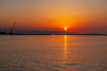 Naklejka premium 夕陽と港風景