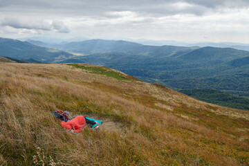 Bieszczady jesienią. Turyści na górskich szlakach. Połoniny. Ciemne chmury. Korory jesieni. © Tomasz