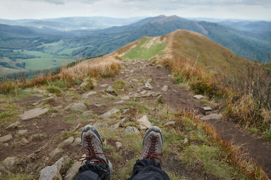 Bieszczady jesienią. Turyści na g&oacute;rskich szlakach. Połoniny. Ciemne chmury. Korory jesieni.