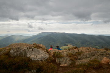 Bieszczady jesienią. Turyści na górskich szlakach. Połoniny. Ciemne chmury. Korory jesieni. © Tomasz