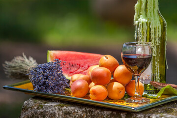 Stillleben mit Obst, Wein und Lavendel