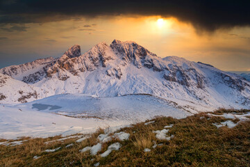 Fototapeta na wymiar Beautiful sunset over winter mountains
