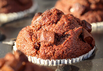 Eine Nahaufnahme von einem leckeren Schokoladen Muffin.