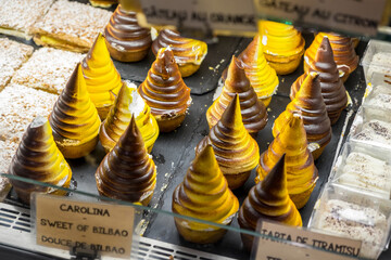 Dulces conocidos como Carolinas de Bilbao, en una cafetería de la ciudad