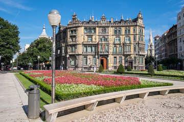 Jardines y edificios en la plaza de Fedrico Moyua en el centro urbano de la ciudad de Bilbao, País...