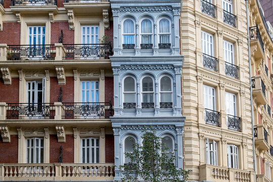 Fachadas de antiguos edificios en el centro hist&oacute;rico de la ciudad de Bilbao en Pa&iacute;s Vasco, Espa&ntilde;a