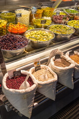Sacos con legumbres y bols con aceitunas variadas en un comercio de Bilbao, País Vasco