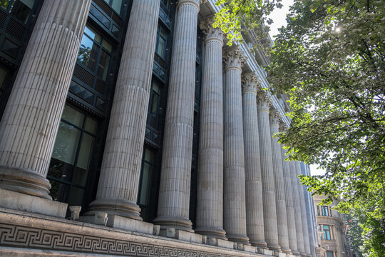 Fachada con columnas en un c&eacute;ntrico edificio en la Gran V&iacute;a de la ciudad de Bilbao en Pa&iacute;s Vasco