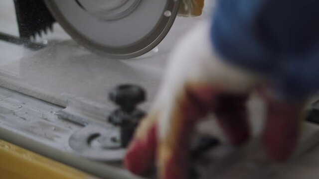cutting tiles with electric tile cutter with water