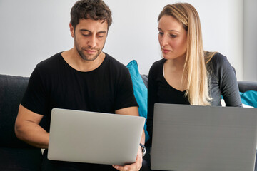 Dos jovenes hombre y mujer trabajando con notebooks
