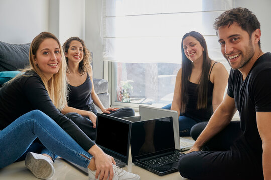 Equipo trabajando en reunion informal