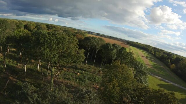 Drone &agrave; travers les arbres