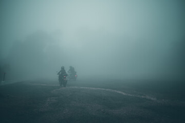 persona viajando en moto en medio de la neblina