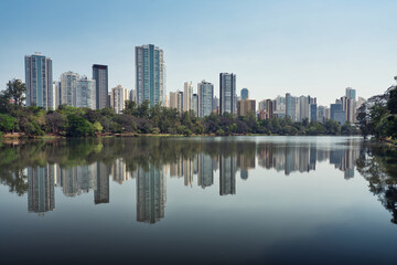 Fototapeta na wymiar Londrina Lake 2
