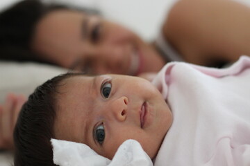 mãe e filha bebê na cama
