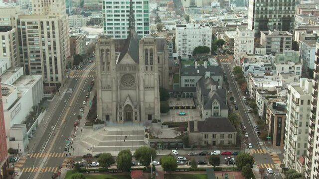 Aerial: Grace Cathedral and Huntington Park. Nob Hill, San Francisco, USA