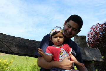 Pai e filha banco de madeira no campo