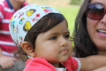 Mãe e filha se olhando