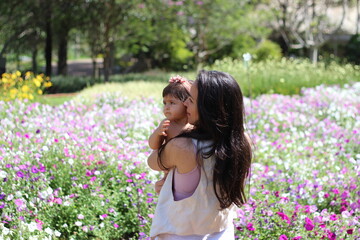 mãe e filha no campo de flores