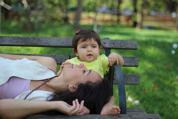 mãe e filha no banco do parque