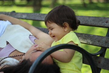 Fototapeta na wymiar mãe e filha no banco do parque