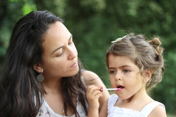 mãe e filha se maqueando