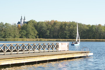 Pomost na jeziorze, jacht. Wigry. Polska - Podlasie. © Rafa