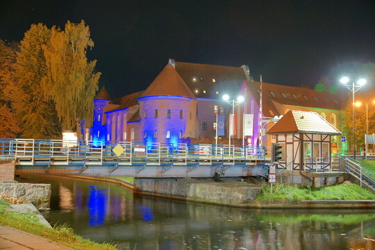 Giżycko - zamek prokuratorski i most obrotowy. Polska - Mazury.