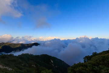 雲に覆われた山脈