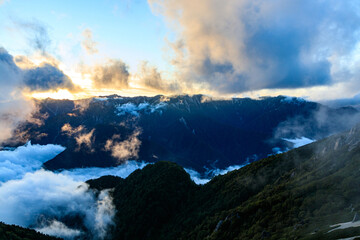 雲に覆われた燕山荘展望台から望む夕焼け