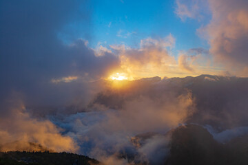 Fototapeta na wymiar 雲に覆われた燕山荘展望台から望む夕焼け