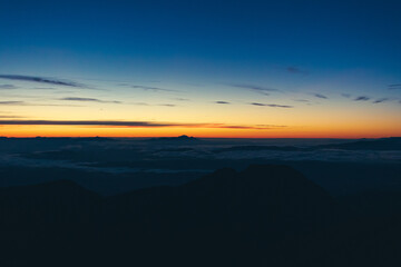夜明けの燕山荘展望台からの眺め