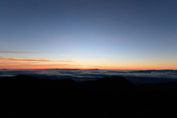 夜明けの燕山荘展望台からの眺め