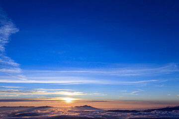 Fototapeta na wymiar 燕岳から望む日の出