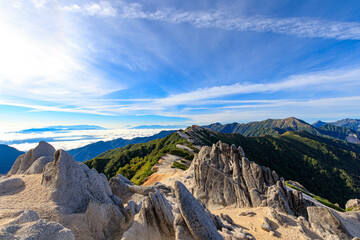 燕岳山頂からの景色と花崗岩帯